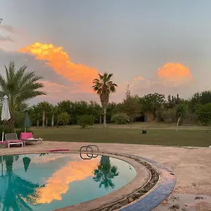 فندق مبيت وإفطار La Vie En Rose - Horses & Dogs House